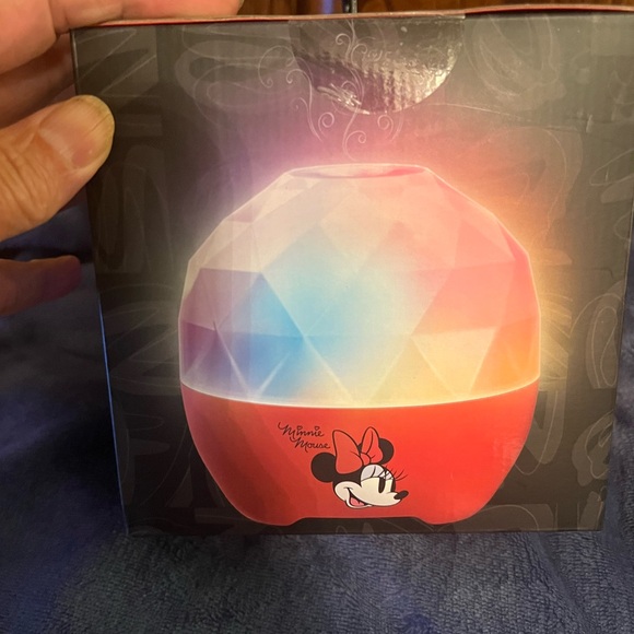 Disney Aroma Diffuser & Wireless Bluetooth Speaker & 3 essential oils, both new - Picture 2 of 8